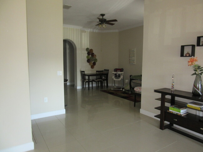Building Photo - Lovely 3 BR / 2 BA Condo Located In Desira...