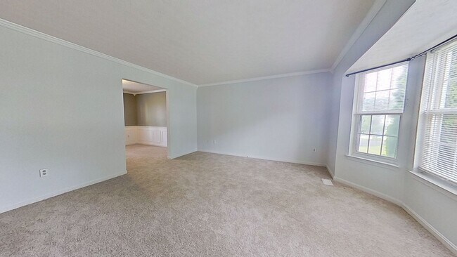 Building Photo - Spacious Single Family Home