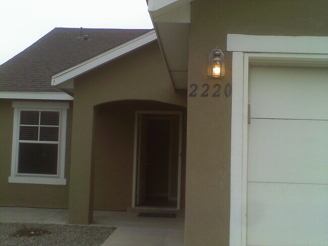 Building Photo - 3 BR 2 B 2CG 1286SF Artistic home Cabezon Area