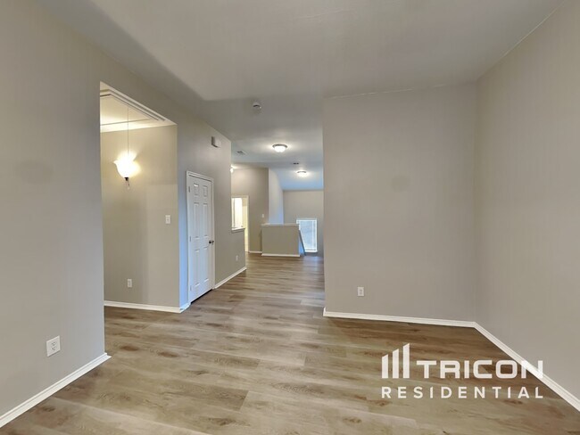 Building Photo - 4512 Ridgeway Dr