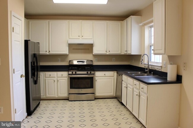 Building Photo - 42856 Golf View Dr