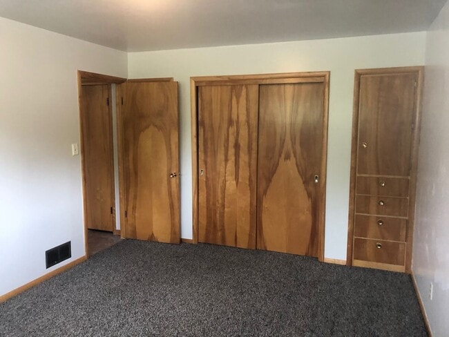 Building Photo - 3 Bed 2 Bath