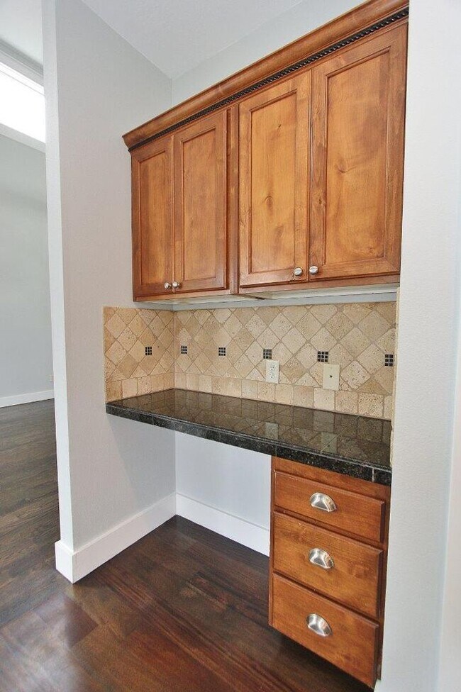 Building Photo - Adorable Craftsman Style Home