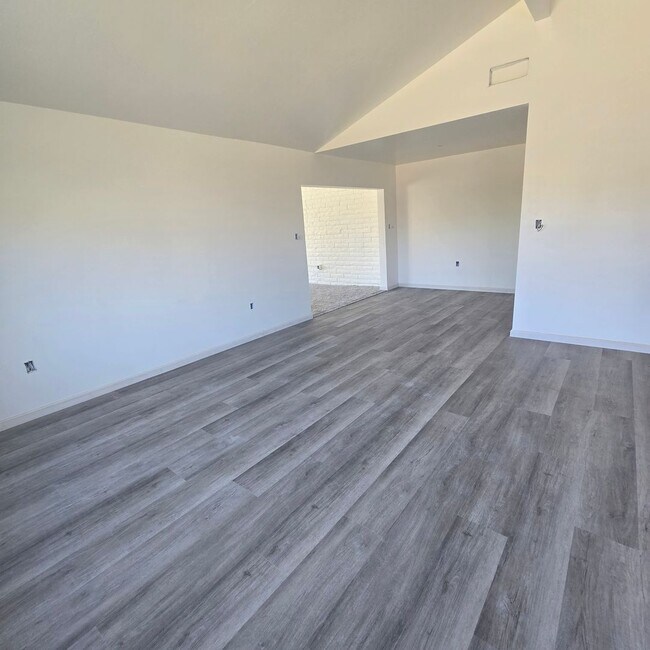 Building Photo - SW- Remodel 3 bedroom/ bath