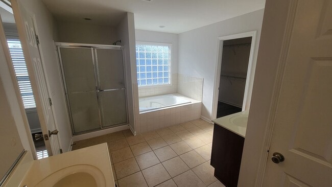 Building Photo - The 5 Bedroom You've Been Looking For!!