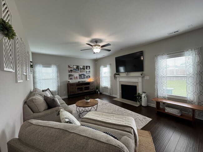 Building Photo - Gorgeous 4 Bed 2.5 Bath Home with Fenced Backyard