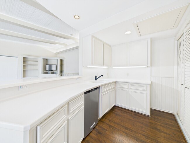 Building Photo - 7608 Del Monte Dr