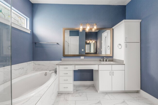 Building Photo - 6106 Clarkson Ln