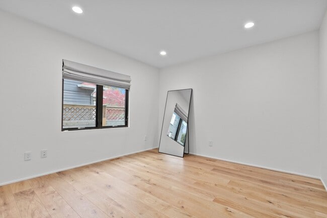 Building Photo - 4Bd/3Ba Seattle House