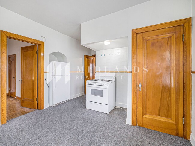 Building Photo - Vintage Charm in Little Italy