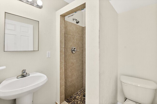 Building Photo - Spacious 3 Bedroom 2 Bath 1 Car Duplex in ...