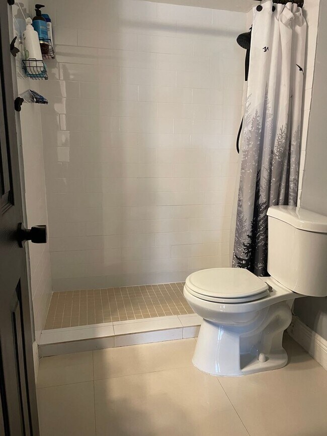 Building Photo - Charming Apartment in Fort Lauderdale