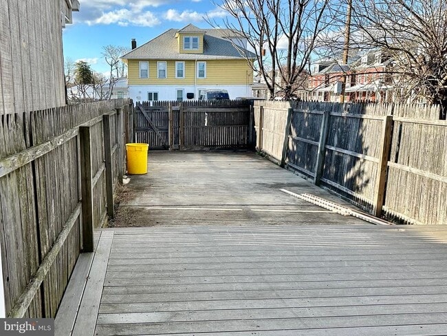 Building Photo - 23 Lily St