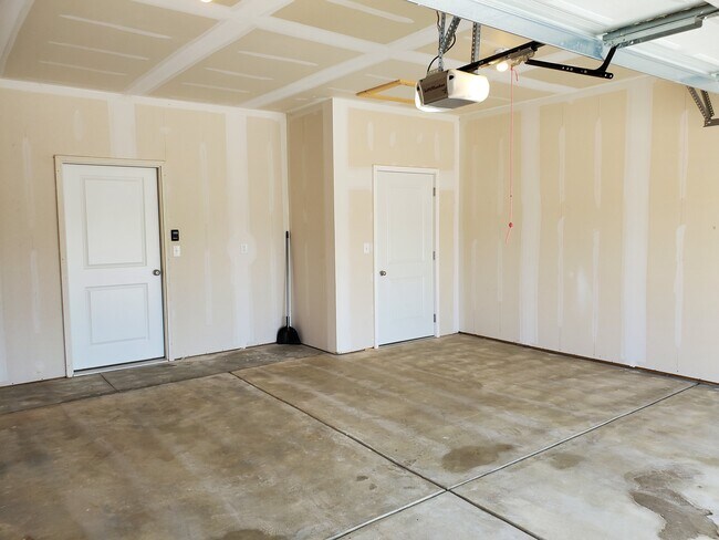 Building Photo - 420 S Longbranch Dr