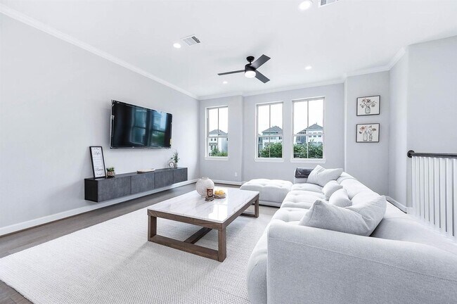 Building Photo - 2022 Groveland Glen Dr