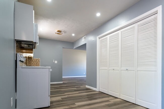 Building Photo - Beautifully Updated 3BR Home with Fenced Yard & Covered Porch