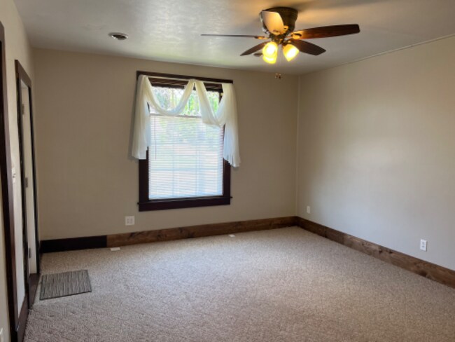 Building Photo - 208 E Front St