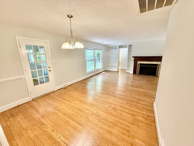 Building Photo - Beautiful 3 Bed 2 Bath Home Located Right ...