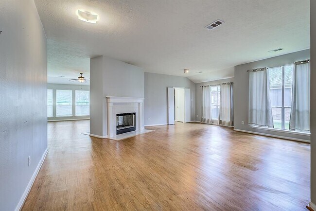 Building Photo - 4826 Linden Pl