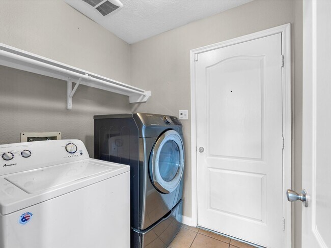 Building Photo - 6730 Crescent Creek Ln