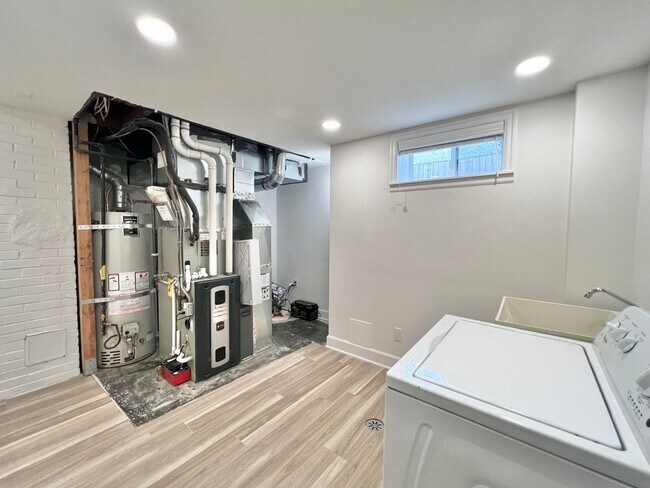 Building Photo - Newly Renovated 3 bed 2 bath With Huge Bac...