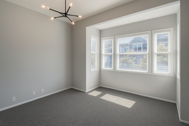 Building Photo - 606 Oak St