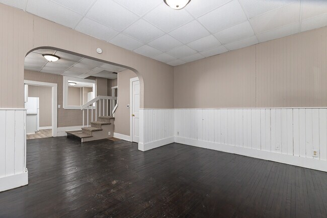 Building Photo - 910 W Locust St