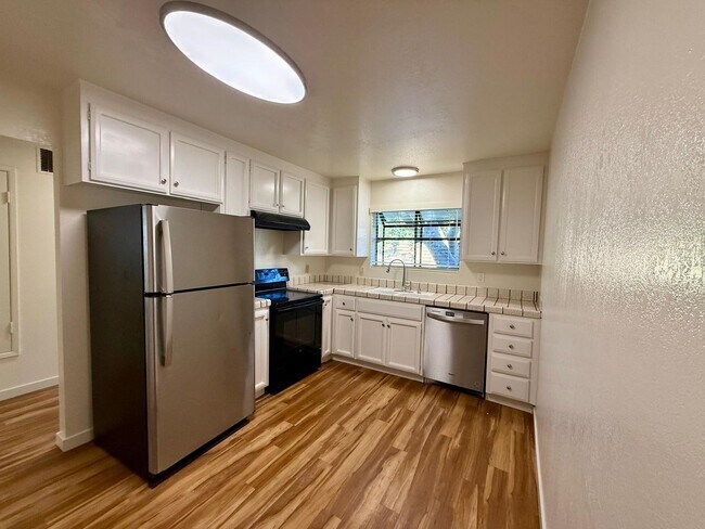 Building Photo - SPACIOUS 3 BED  2.5 BATH END UNIT TOWNHOME IN SAN MARIN VALLEY