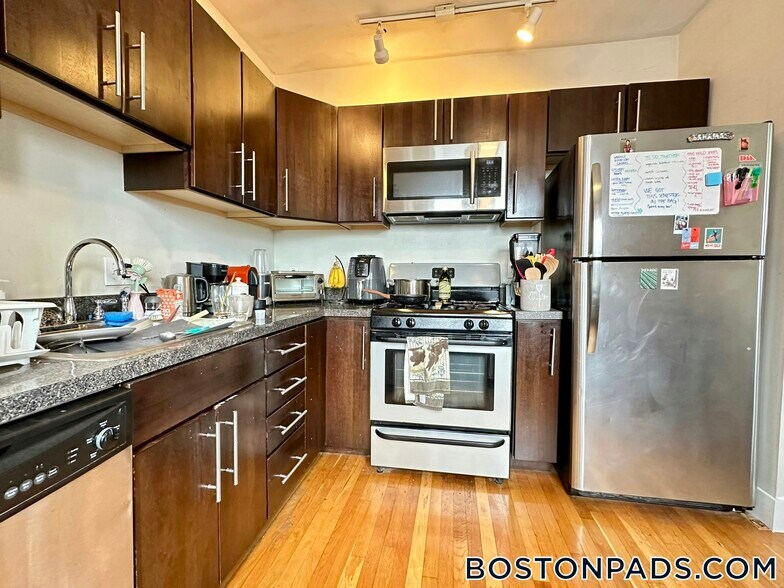 Building Photo - 839 Parker St