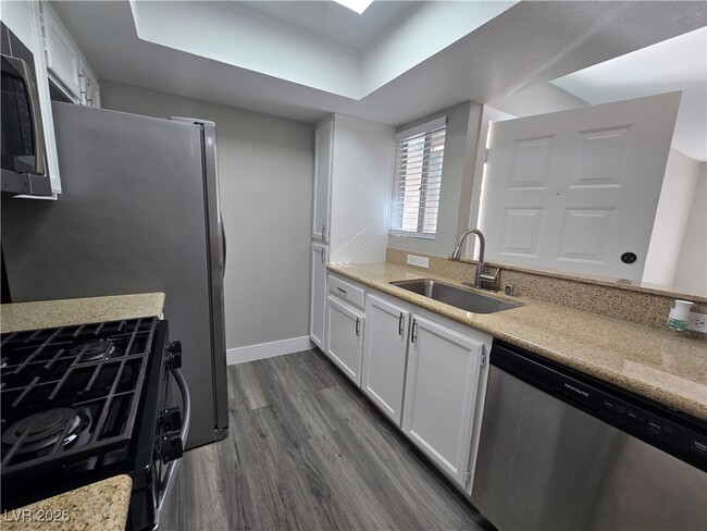 Building Photo - 7100 W Pirates Cove Rd