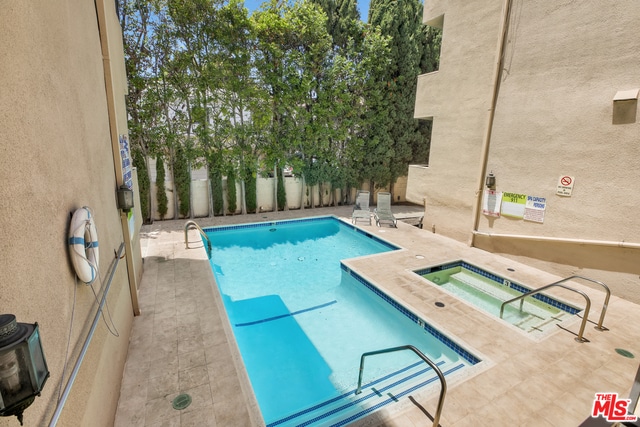 Building Photo - 423 N Palm Dr