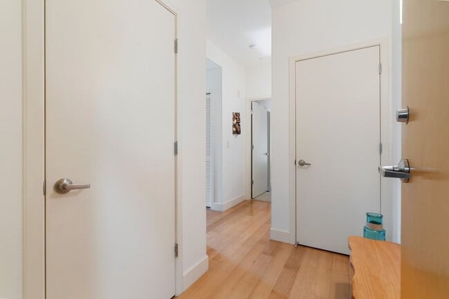 Building Photo - 2 Bed, 2 Bath Bright & Modern Condo in the Pearl District - Now Available!