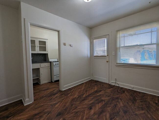 Building Photo - Great 1 bed/1 bath apartment with solid surface flooring!