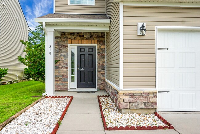Building Photo - 210 Daniels Creek Cir