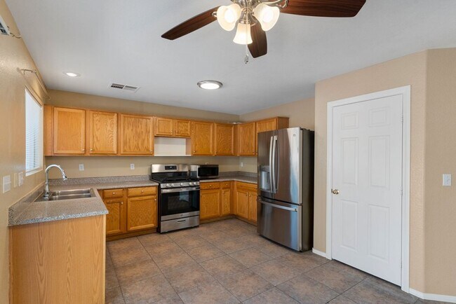 Building Photo - Beautiful 4 Bed 2.5 Bath Vaulted Ceilings,...