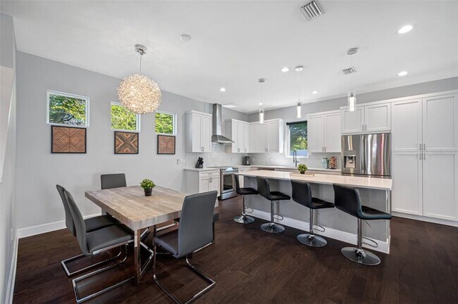 Building Photo - 902 W Plymouth St