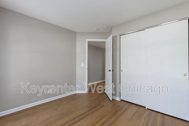 Building Photo - 1851 Fox Run Dr