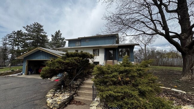 Building Photo - Wonderful 4BR 3BA w/ 2 Car Garage on 1.38 Acres in desirable Mendota Heights neighborhood!