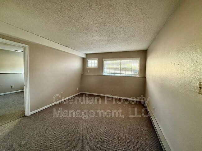 Building Photo - 1010 N Walnut St