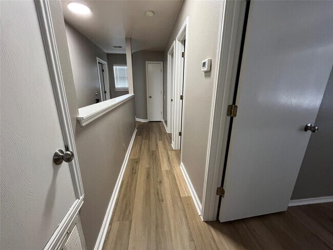 Building Photo - 15106 Chamberlain Ct