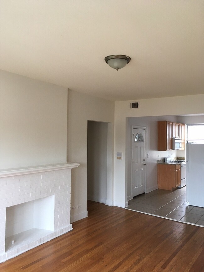 Building Photo - 2-Bedroom, Top-Floor Condo in North Rogers Park