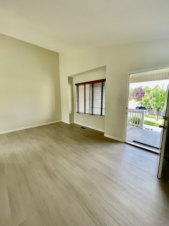 Building Photo - 134 Lakeview Dr