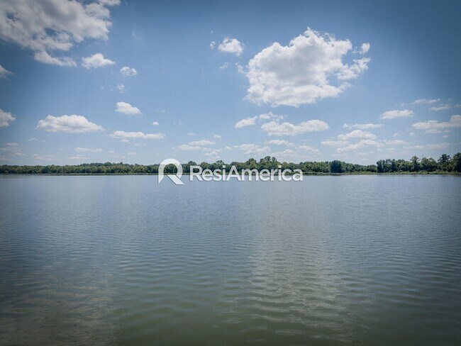 Building Photo - 3BR/2B Renovated Lake House Available For ...