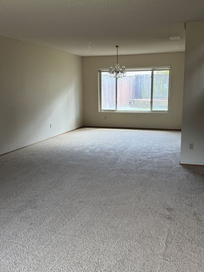 Building Photo - 4 bedroom 2.5 bathroom