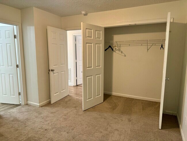 Closet primary bedroom - 4907 Sycamore Pl