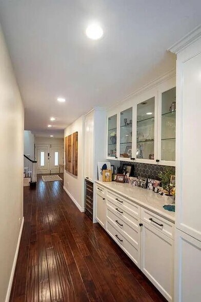 Building Photo - 7403 Alverstone Ave