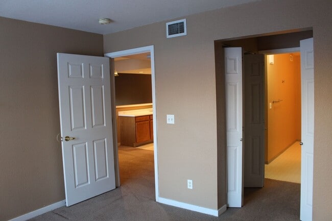 Building Photo - Delightful 1 Bedroom Condo