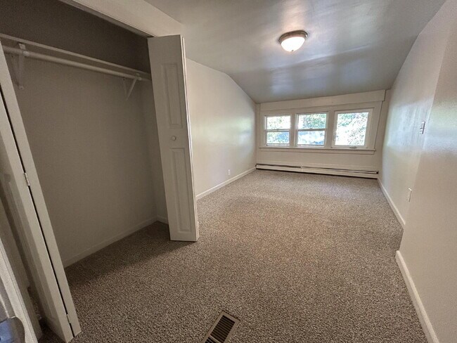 Building Photo - "Charming 2-Bedroom Haven in the Heart of ...