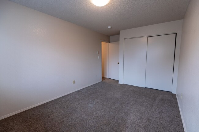 Building Photo - 239 S Elm St