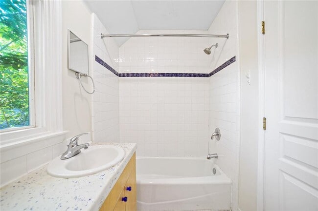 Building Photo - 2716 E 22nd St